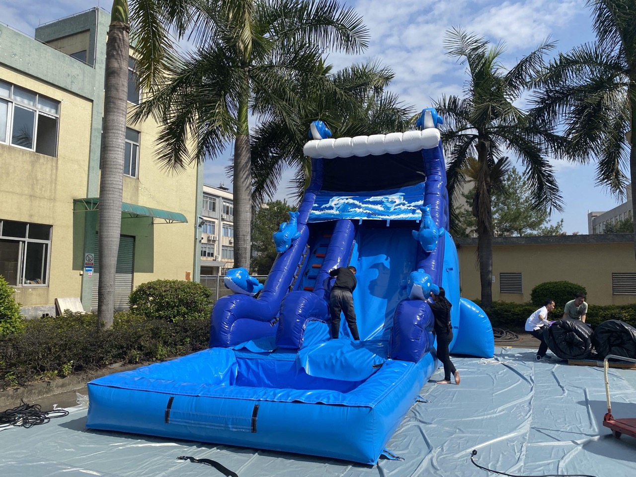 巨型海豚充气水滑梯